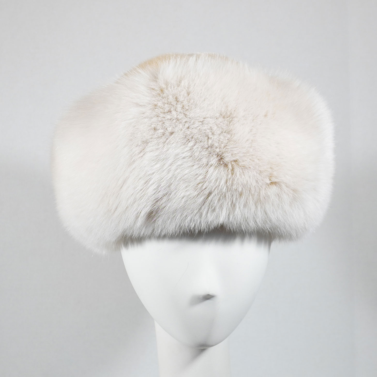 Round Winter Hat – Soft, Timeless Cold-Weather Style
